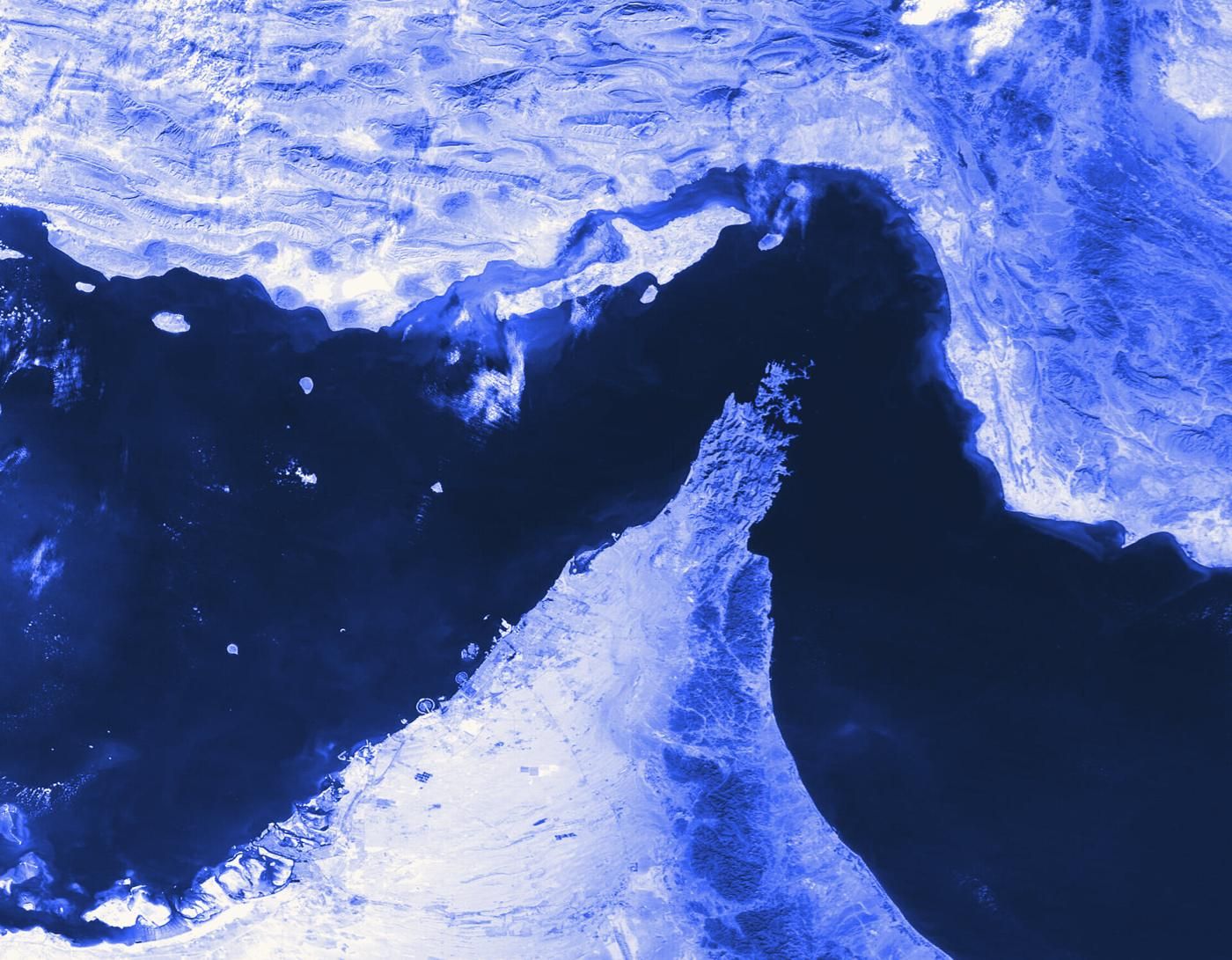 Le détroit d'Ormuz vu par l'instrument MODIS de la NASA : au nord, l'Iran ; au sud, la péninsule de Musandam (Oman).